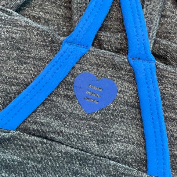 Barrel yoga fitness top. NWT ,size L. Fits C-D cup. Grey , high quality fabric - Picture 3 of 7